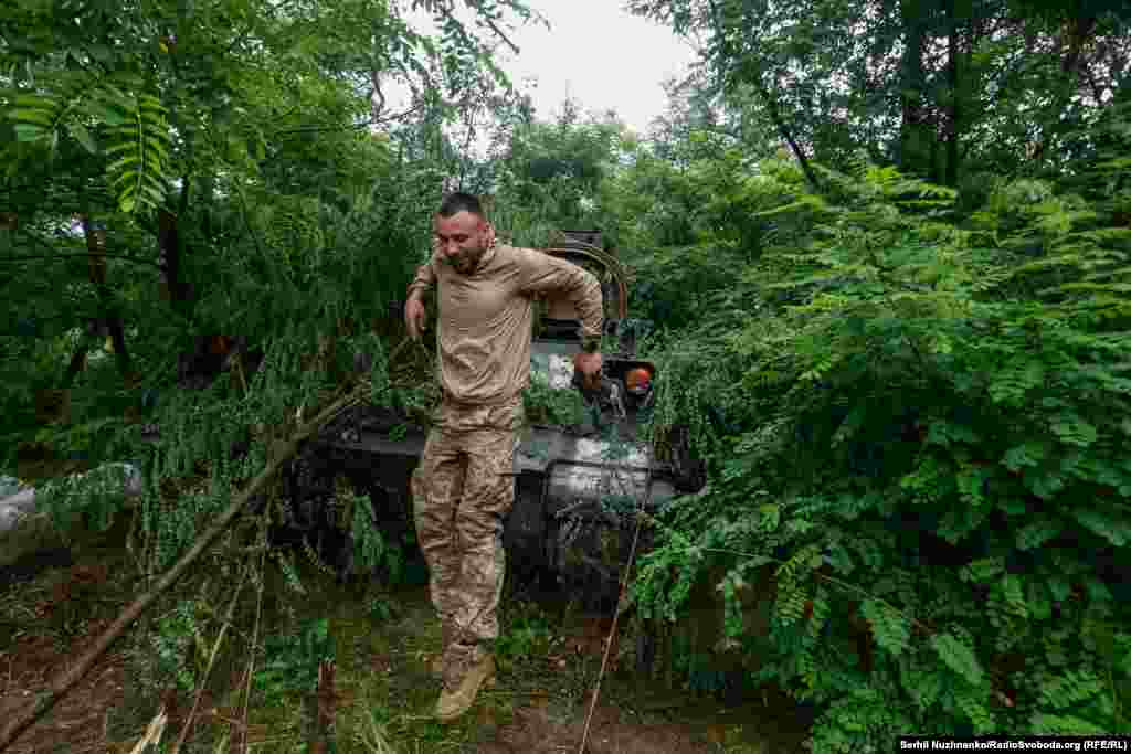 Український військовий 47-ї окремої механізованої бригади «Магура» вистрибує з бойової машини піхоти M2 Bradley. Сама БМП замаскована