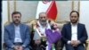اسدالله اسدی (وسط)، محکوم به اقدام تروریستی پس از ورود به تهران در میان استقبال دو مقام جمهوری اسلامی