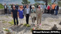 Grupa antifašista na Partizanskom groblju u Mostaru obilježava 9. maj, Dan pobjede nad fašizmom u Evropi.