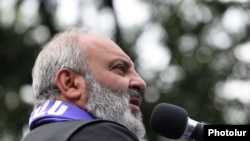 Բագրատ արքեպիսկոպոս Գալստանյանը ելույթ է ունենում հանրահավաքի ժամանակ, արխիվ