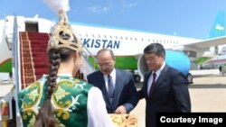 Абдулла Ариповду "Ысык-Көл" эл аралык аба майданынан Министрлер кабинетинин төрагасынын орун басары Бакыт Төрөбаев тосуп алды. 