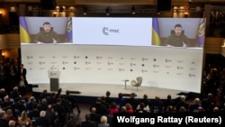 Mesajul video al președintelui Ucrainei, Volodimir Zelenski, la începutul Conferinței de Securitate de la München, 17 februarie 2023. REUTERS/Wolfgang Rattay