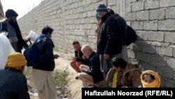 افغانها از راه های دشوار و با تقبل مشکلات فراوان خود را به ایران می رسانند اما در آن کشور با دشواری های فراوانی مواجه میشوند