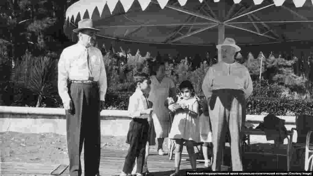 1962-й год. Никита Хрущев во время отдыха в Пицунде – с женой, внуками и членом политбюро ЦК КПСС Анастасом Микояном.