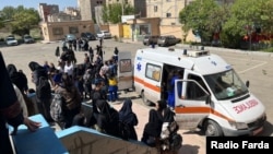 عکسی که از مسمومیت دانش‌آموزان هنرستان دخترانه امام محمدباقر ماهدشت کرج در اختیار رادیو فردا قرار گرفته است، ۲۸ فروردین