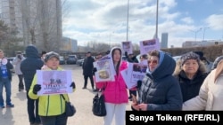 "Саяси тұтқындарды" босатуды және оппозициялық "Алға, Қазақстан" партиясын тіркеуді және талап еткен белсенділер Еуроодақтың Астанадағы өкілдігі алдында тұр. 17 наурыз 2023 жыл.