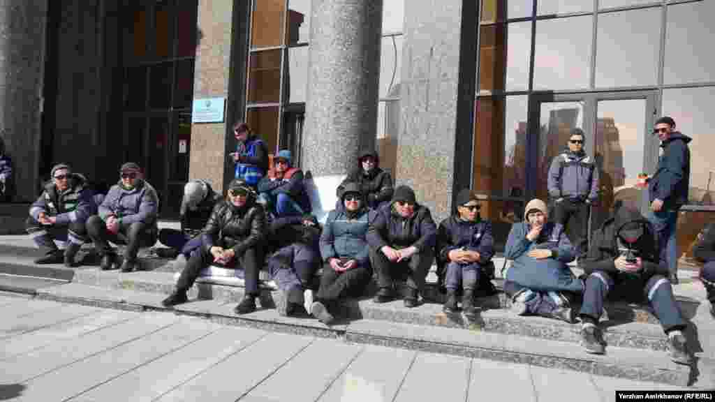 Бұған дейін батыс өңірлерде бірнеше компанияның жұмысшылары ереуілдің арқасында жоғары жалақыға, жақсы еңбек шартына қол жеткізген.