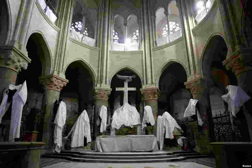 Statujat brenda janë mbuluar me pëlhura prej gome për t'i mbrojtur në hapësirën ku zë vend kori i katedrales Notre Dame.