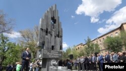 Փոխքաղաքապետ Տիգրան Ավինյանը՝ հուշարձան-աղբյուրի բացման ժամանակ, 25-ը ապրիլի, 2023թ․