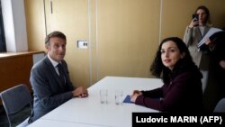 Francuski predsednik Emanuel Makron na sastanku s predsednicom Kosova Vjosom Osmani tokom samita Evropske političke zajednice u Granadi, 5. oktobar 2023.