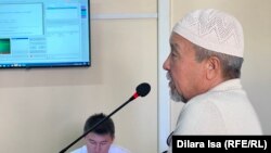 Kazakh opposition activist Ermek Qonyshbai in a courtroom in Shymkent on August 19.