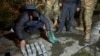 Баткен губернаторунун кеңешчиси опузалап пара алууга шектелип кармалган учур. Баткен. 24-ноябрь, 2023-жыл. УКМК тараткан сүрөт