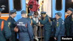 Курск аймагынан коопсуз жакка эвакуацияланып жаткан тургундар. 9-август, 2024-жыл.