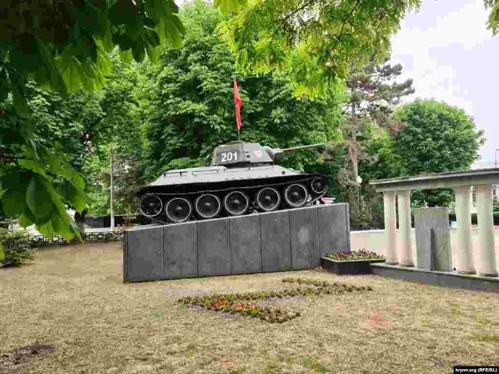 Символ російської військової агресії «Z» із квітів біля танка-пам'ятника