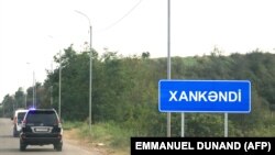 Novi putni znak s azerbejdžanskim imenom Hankendi za grad u Nagorno-Karabahu koji Jermeni zovu Stepanakert, 2. oktobar 2023.
