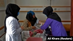 در شفاخانه ها و کلینیک های زنانه در افغانستان نیز کمبود داکتران متخصص و نرس ها به وضاحت مشاهده میشود.
