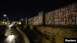 Fotografije sa taocima koje je kidnapovao Hamas u starom gradu u Jerusalimu, 6. novembar 2023. 