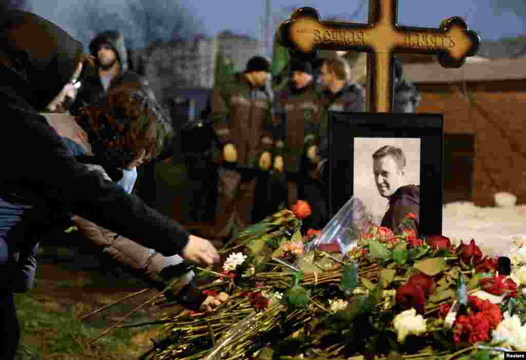 Саясатчы менен коштошуу 22 саатка созулду. Айрым адамдар төрт саатка чейин кезек күтүштү. 