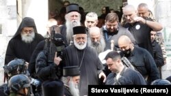 Неуниформирани лица и полицијата со пушки ги обезбедуваа митрополитот Јоаникиј и патријархот Порфири при излегувањето од Цетинскиот манастир на 5 септември 2021 година