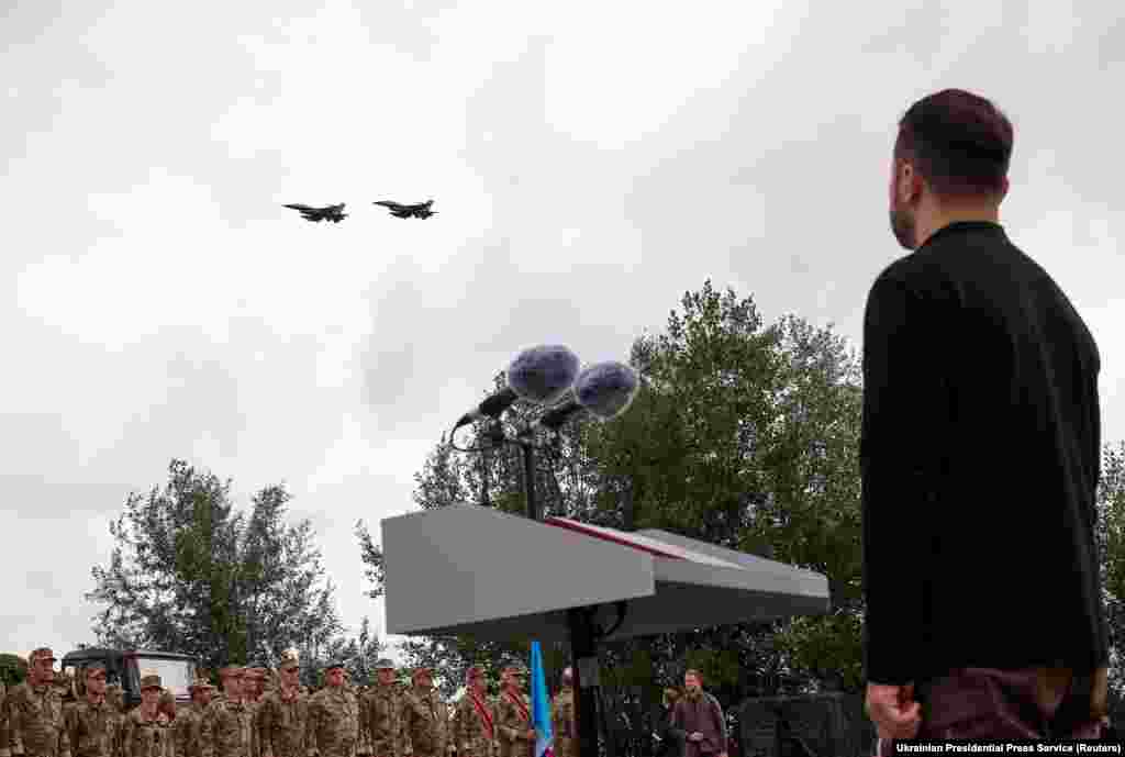 موشک‌های JASSM می‌توانند از جت‌های جنگنده F-16 پرتاب شوند؛ جت‌هایی که اکنون در نیروی هوایی اوکراین مستقر هستند. این موشک‌ها «استند آف» نام‌گذاری شده‌اند چون قابلیت پرتاب از فاصله‌ای خارج از دسترس بیشتر سیستم‌های دفاع هوایی را دارند.