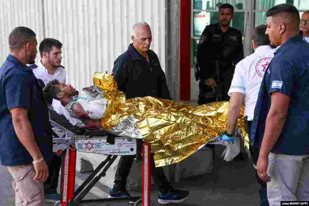 Egy izraeli férfi – aki megsebesült a Libanon és Izrael közötti határon átnyúló bombázásban – érkezik a Ziv kórházba az észak-izraeli Safed városában 2023. október 17-én