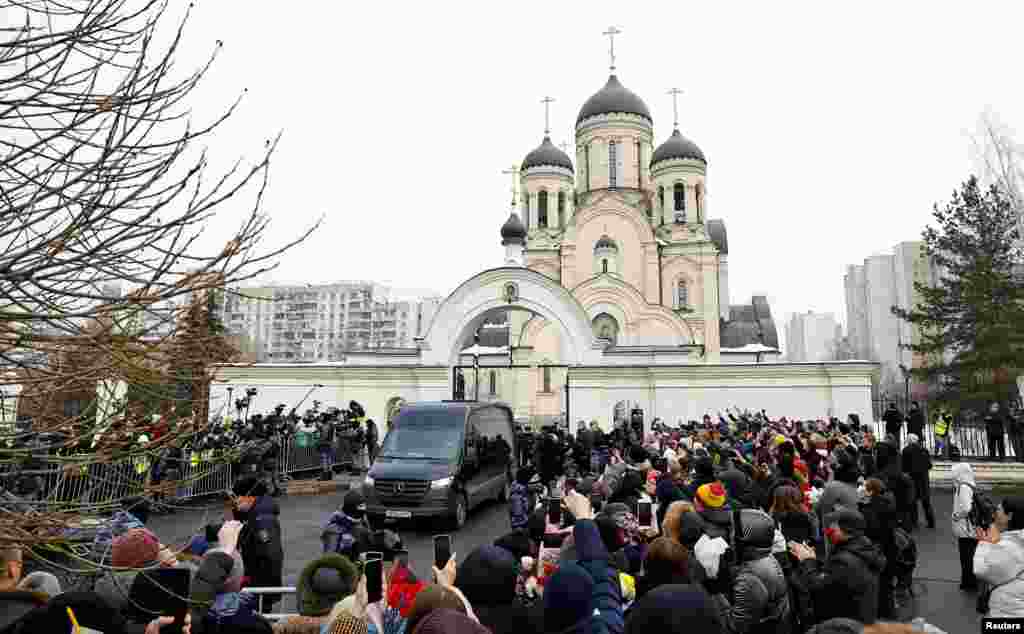 Проститься с Алексеем Навальным пришли тысячи людей, они стояли в очередях на улицах и во дворах на подходах к храму. Пришедшие люди скандировали лозунги: «Нет войне», «Не забудем», «Не простим», «Ты не боялся, и мы не боимся», «Путин – убийца» и «Россия без Путина». Проститься с Алексеем Навальным приехали бывший мэр Екатеринбурга Евгений Ройзман, а также Борис Надеждин и Екатерина Дунцова, пытавшиеся зарегистрироваться в качестве антивоенных кандидатов на выборах президента России. Прибыла в Марьино и посол США в РФ Линн Трейси, а также послы Германии и Франции.