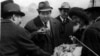 Султан Ибраимов ортодо чыны кармап турат. Айыл эли менен жолугушуу. Сүрөт качан тартылганы белгисиз 