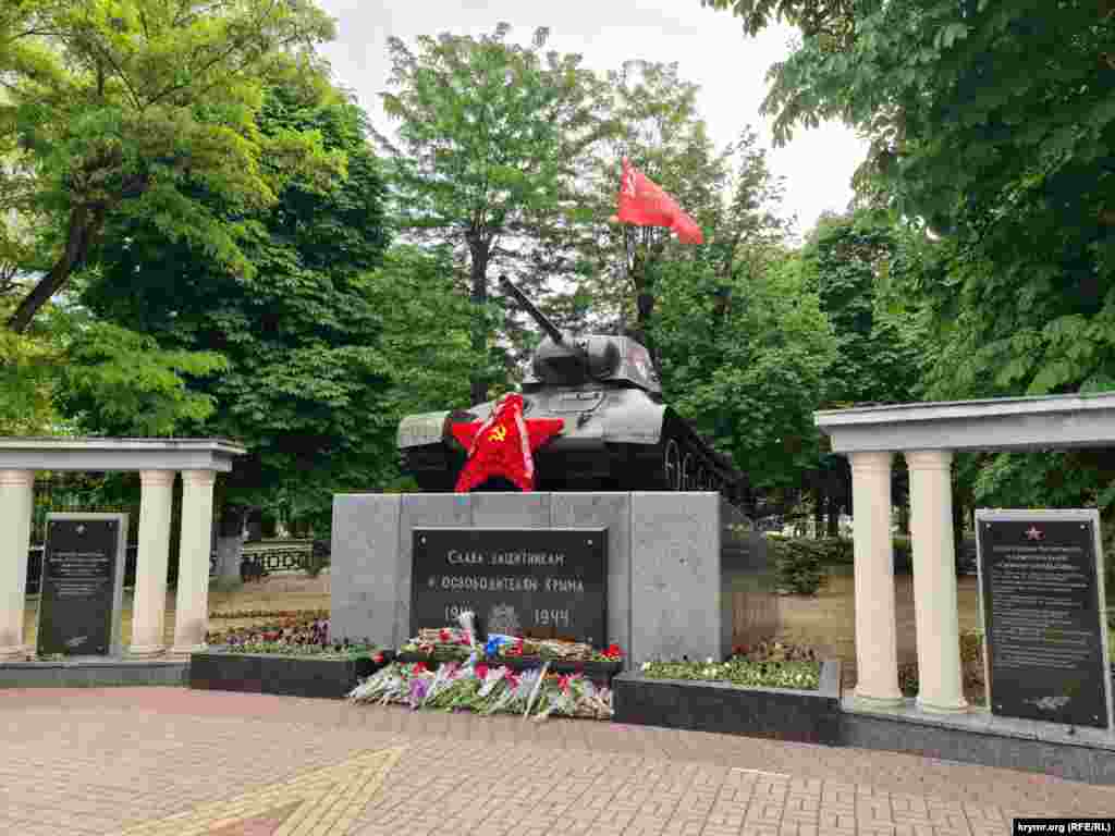 Радянський прапор та зірка біля танка-пам'ятника у Сімферополі