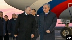 Russian President Vladimir Putin (left) talks to his Kazakh counterpart, Qasym-Zhomart Toqaev, upon arriving in Astana on November 9.