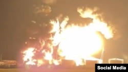 Ростов облусундагы мунай базада тутанган өрт. 28-август, 2024-жыл. Социалдык тармактардан алынган сүрөт.