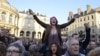 Suporterii partidului socialist, sărbătorind victoria lui François Hollande, 6 mai, Rennes. 