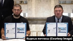 Жеңил салмактагы мурдагы UFC чемпиону Хабиб Нурмагомедов жана "Кыргыз почтасы" ишканасынын жетекчиси Марат Черикчиев. 10-август, 2022-ж. Бишкек. 