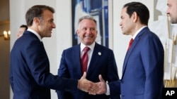 French President Emmanuel Macron (left) welcomes US Special Envoy Steve Witkoff (center) and US Secretary of State Marco Rubio for a meeting at the Elysee Palace in Paris on April 17.