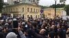 Сотни мусульман в знак протеста против гонений на мусульман-рохинджа собрались у посольства Мьянмы в Москве