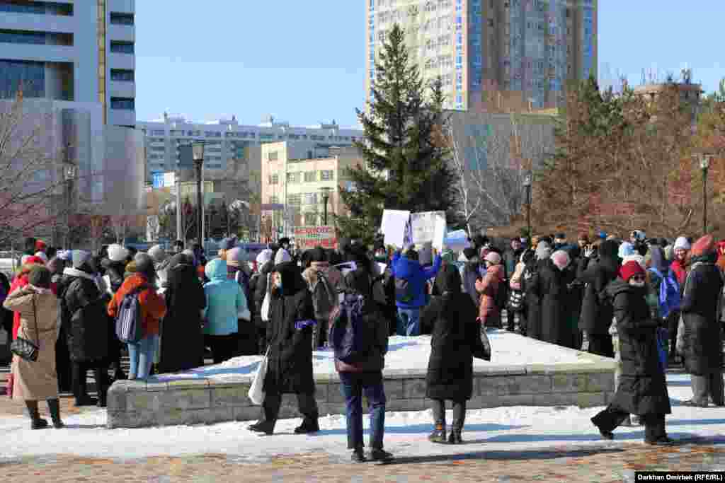 Митингіге жүздеген адам келді. Көбі – жас қыз. Күн ашық болды, бірақ аяз қысып тұрды. Ауа температурасы -10 градус шамасында.
