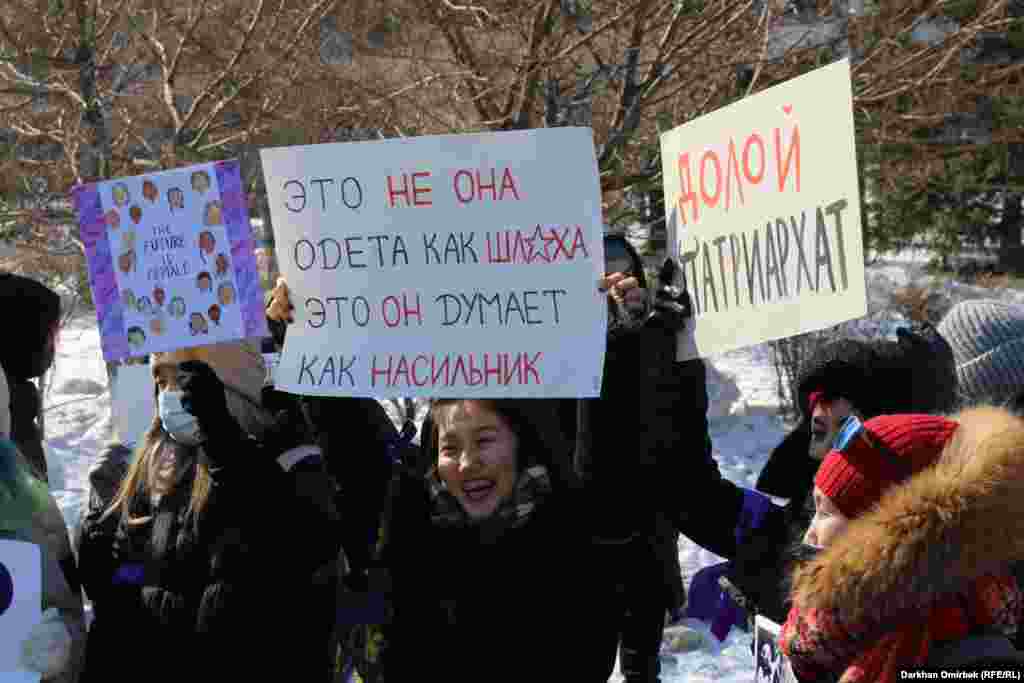 "Әйел жезөкше секілді киінбейді, еркектің өзінің ойында зорлау пиғылы бар" деген мына митингші қоғамда зорлық-зомбылық көрсетуші еркекті ақтап алуға деген талпынысты айыптайды. Қыз зорланса, кінәні сол қыздың өзіне жабу – әсіре патриархал қоғамдар үшін қалыпты нәрсе. "Тана көзін сүзбесе, бұқа жібін үзбейді" деген мақалды да осы мақсатта пайдаланып жатады.