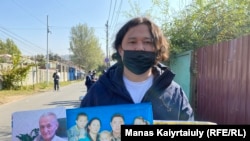 Қытай консулдығы алдында Шыңжаңдағы туыстарын қайтаруды талап етіп тұрған Ақиқат Қалиолла. Алматы, 14 қазан 2021 жыл.