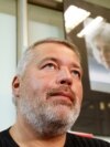 Дмитрий Муратов. На заднем плане – портрет журналистски "Новой газеты" Анны Политковской