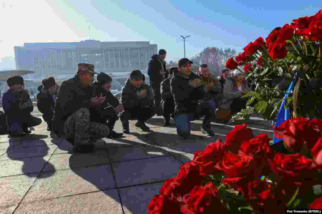 Когда официальная часть завершилась и крупные чиновники разъехались кто куда, на площади стали собираться активисты незарегистрированной Демократический партии Казахстана, которые помолились перед монументом Независимости, почтив память жертв Желтоксана-1986 и Жанаозена-2011