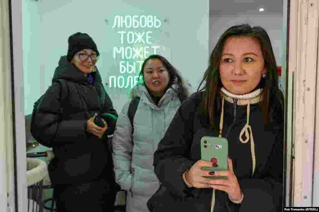 Тем временем в 200 метрах от монумента Независимости разворачивались события иного рода: в одном из кафе по улице Куляш Байсеитовой от полицейских прятались активисты движения «Oyan, Qazaqstan», которые должны были провести акцию на площади Республики. — Меня стерегли у дома с самого утра, но я успела вызвать такси к подъезду и уехать на площадь, но от машины, которая за мной следила, нам оторваться не удалось и она проехала за мной до конца маршрута, — сказала активистка Жанель Шахан
