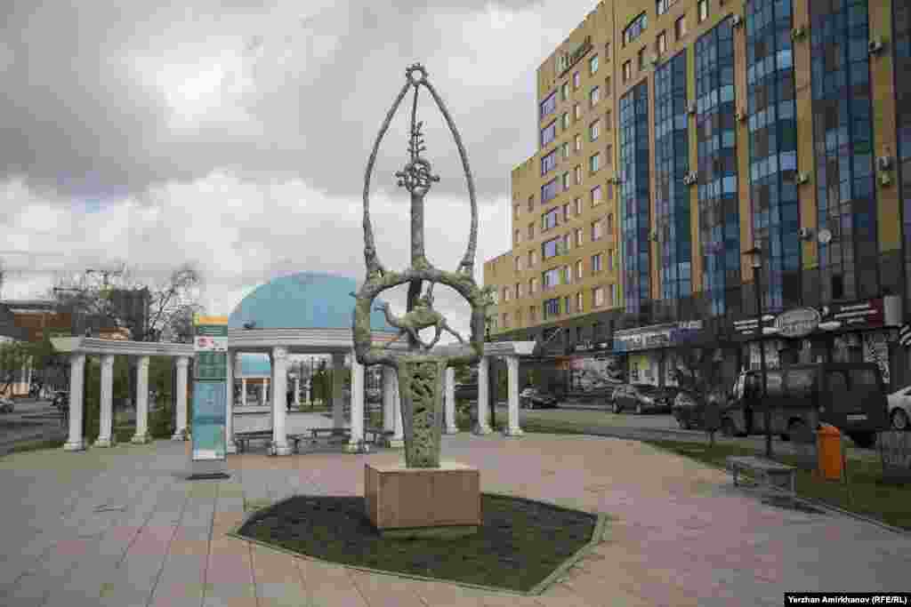 2008 жылы Қызылорда облысы Астана қаласына мүсінші Жәркен Ысмағұлов жасап шығарған "Қорқыт қобызы" скульптуралық композициясын тарту еткен.