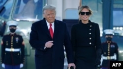 Кызматтан кетип жаткан президент Дональд Трамп жубайы Мелания менен. 2021-жылдын 20-январы. 