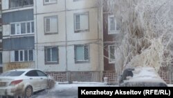 В одном из дворов в Экибастузе после повреждений на теплотрассе, в результате которых город остался без отопления. 28 ноября 2022 года