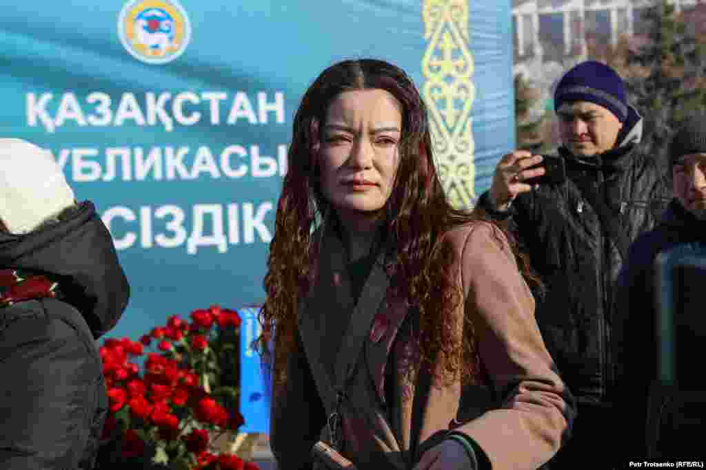 Переод собравшимися выступила активистка незарегистрированной Демпартии Аружан Дуйсебаева. Она призвала провести объективное расследование Январских событий, оправдать лидера партии Жанболата Мамая, а экс-президента Нурсултана Назарбаева, наоборот, — предать суду. «Власть, которая однажды стреляла в свой народ, сделает это еще раз», — заявила активистка