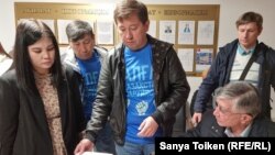 "Алға, Қазақстан" партиясын тіркеу үшін әділет министрлігіне құжат тапсырып тұрған белсенділер. Әсет Әбішев ортада тұр. Оң жақта мамырда дүниеден өткен оппозиция қайраткері Жасарал Қуанышәлин. Астана, 12 қазан 2022 жыл.