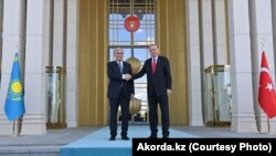 Қазақстан президенті Қасым-Жомарт Тоқаев (сол жақта) және Түркия басшысы Режеп Ердоған. Стамбул, 10 мамыр 2022 жыл.