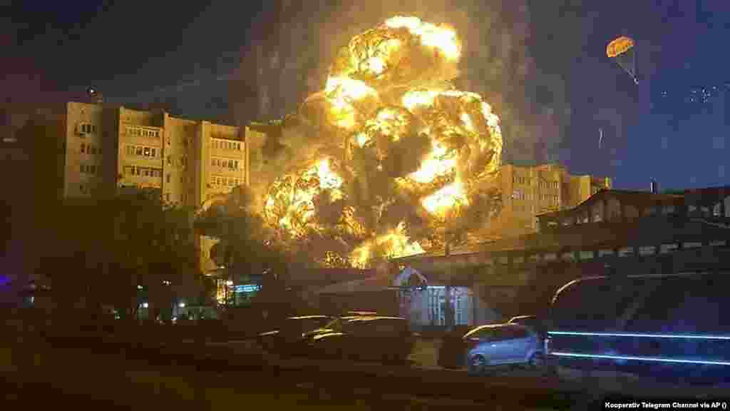 Русиянең Ейск шәһәрендә Су-34 очкычы тугыз катлы торак йортка килеп төшеп 15 кешене үтерде. Рәсми аңлатмага күрә, очкычның моторы эштән чыккан. Пилотларның берсе (уңда) парашют белән сикереп котылган. 2022 елның 17 октябре (AP)