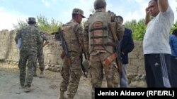 Пограничники в селе Достук Баткенской области Кыргызстана