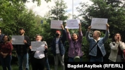 Темірбек Еңсебекті қолдап, полиция ғимараты алдына келген Oyan, Qazaqstan белсенділері. Алматы, 15 мамыр 2021 жыл.