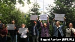 Активисты «Oyan, Qazaqstan» пришли в отделение полиции, чтобы выразить поддержку Темирлану Енсебеку в Алматы. 15 мая 2021 года.